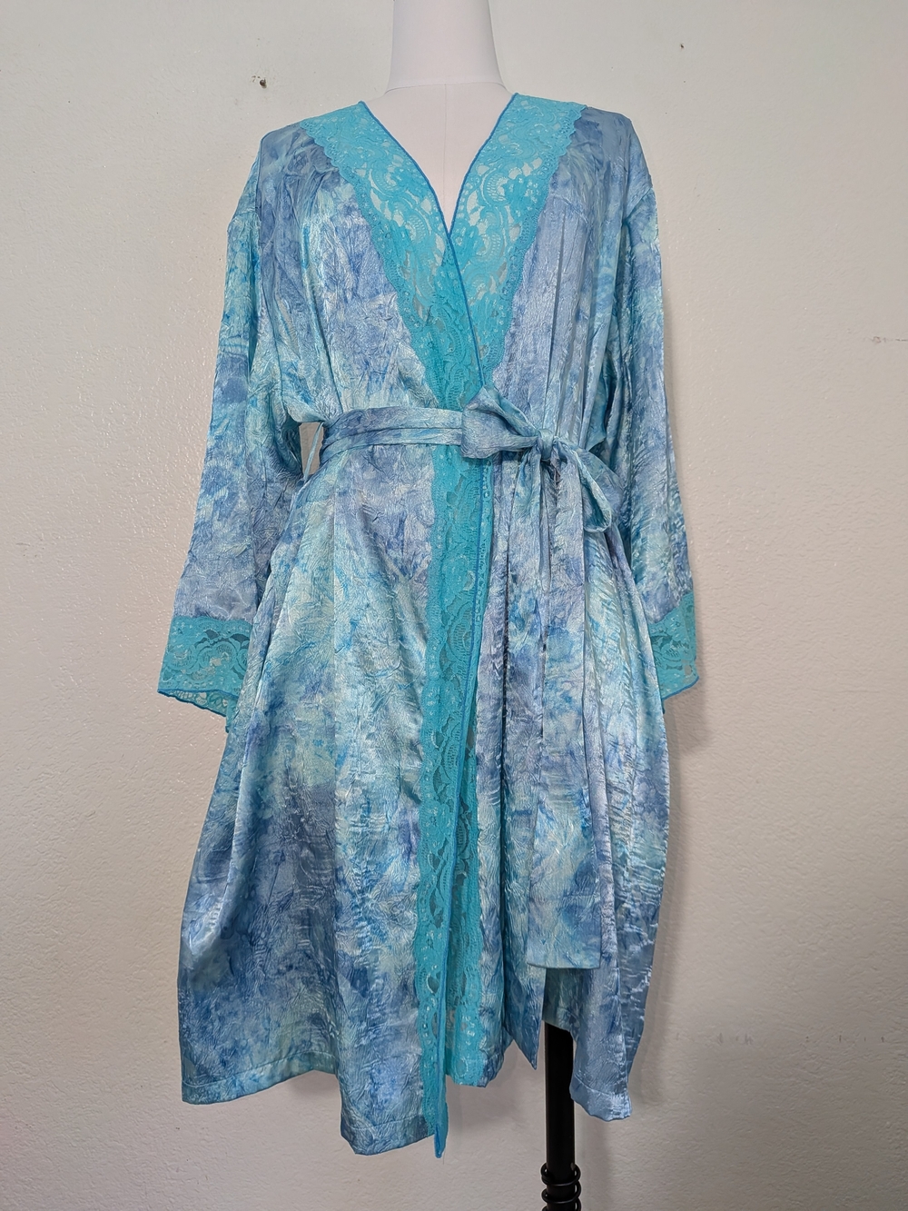 Whispers Blue & Teal Paisley Print Polyester & Nylon Robe with Lace Trim
Size XL